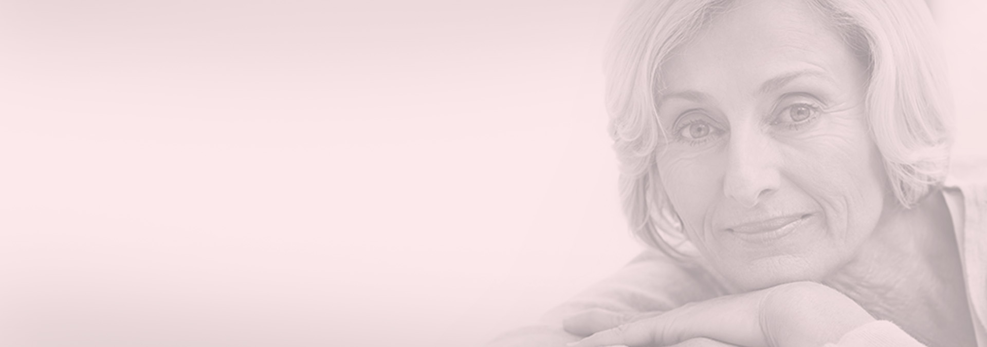 Frau schaut in die Kamera